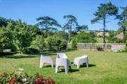 Vaste jardin verdoyant et clos avec salon de détente au Gîte Saint Lambert, location de vacances idéale pour les familles sur la Côte d'Opale.