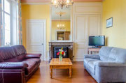 Grand salon de caractère avec canapés confortables et cheminée ancienne au Gîte Saint Lambert, gîte de charme sur la Côte d'Opale.