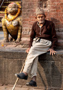 Origineel foto, oud man Nepal, Annemieke Tonnaer