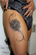 Tatouage rose et arabesque  par Ginger pepper chez Lucky30 à nimes. Tattoo flower 