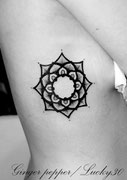 tatouage tattoo mandala dot dotwork  blackwork par Ginger pepper chez Lucky30 à nimes