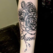 tatouage tattoo néotrad  fleur rose lettrage par Ginger pepper chez Lucky30 à nimes