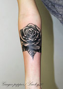 tatouage rose en noir et blanc par Ginger pepper à Lucky30 Nimes. Tattoo flower black and white by Ginger pepper 