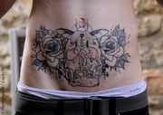 Tatouage crane, scarabée et fleurs par Ginger pepper à Lucky30 Nimes. Tattoo skull and flower black work 