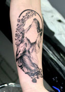 Tatouage loup noir et blanc réalisé par Ginger Pepper  Lucky30 tattoo Nimes