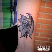 Tatouage chauve souris  par Ginger pepper en guest à La cour des miracles. Tattoo bat neotrad black and white