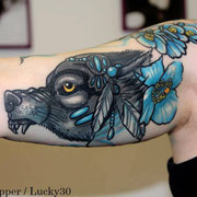 Tatouage loup indien et fleurs en couleur par Ginger pepper à Lucky30 nimes. Tattoo color wolf and flowers 