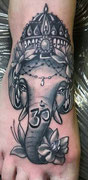 Tatouage  tattoo Ganesh noir et blanc réalisé par Ginger Pepper chez Lucky30 tattoo Nimes