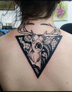 Tatouage cerf, triangle et dentelle par Ginger pepper en guest à La cour des miracles. Tattoo deer and lace black work 