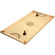 Le hochey de table : Un jeu en bois d'adresse et de rapidité pour toute la famille ! Au top départ, propulsez le palet à l'aide de votre poignée et soyez le premier à marquer !