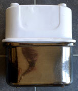Eau et gaz à tous les étages - Boîte / vase en céramique (moulé à partir d'un compteur à gaz) - Modèle unique - 2008 - 20 x 23 x 12 cm 