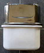 Eau et gaz à tous les étages - Boîte / vase en céramique (moulé à partir d'un compteur à gaz) - Modèle unique - 2008 - 20 x 23 x 12 cm 