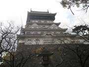 小倉城３　張り出した最上階の黒いはちまきが特徴