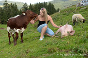 Schwein Rosalie, Schaf Flora und Kalb Resi mit Sennerin Isabella