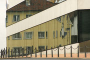 Altbau gespiegelt in moderner Fassade - Vaduz