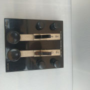Doppio tasto Allocchio Bacchini mod. 1609 Inconsueto tasto a doppia leva costruito dalla società Allocchio Bacchini di Milano utilizzato probabilmente nei gabinetti di fisica o come tasto da dimostrazione. Le due leve posizionate sopra la tasto stesso ser