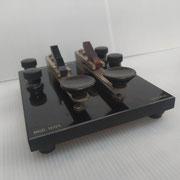 Doppio tasto Allocchio Bacchini mod. 1609 Inconsueto tasto a doppia leva costruito dalla società Allocchio Bacchini di Milano utilizzato probabilmente nei gabinetti di fisica o come tasto da dimostrazione. Le due leve posizionate sopra la tasto stesso ser