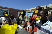 Die "gute Seele" von Khayelitsha spendiert den Kindern des Township gerne sauberes Trinkwasser zur Erfrischung.