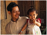 Padre e hija, poblado de la isla Koh Trong. © Daniel Roca García.