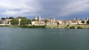 Die Silhouette von Avignon taucht in der Ferne auf