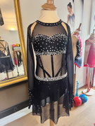 Kürkleid mit hochwertigem Strass in Kristall und Jet, Gr. 134/140 für große,schmale Mädchen, Vorderansicht, mit Handschuhen