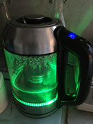 De waterkoker/theezetter op temperatuur met ledverlichting.