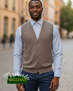 Eleganza in ogni dettaglio. Gilet Gran Sasso in lana Merino, camicia Ingram raffinata e pantaloni in gabardina: un look firmato Bellucci che combina stile e comfort in modo impeccabile.