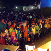 Viele staunende Kinder