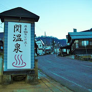 関温泉街入口です。