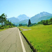 妙高の温泉に通ずる道路脇のゴルフ場です。