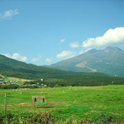 黒姫山と妙高山は裾が重なっている様に見えます。