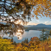 Der herbstlich Idyllische Faaker See wieder vom Tabor aus fotografiert. Im Hintergrund ist auch der Dobratsch (Villacher Alpe) zu sehen.