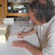 Kenneth White firma il colophon di "Night, Rain and Work"