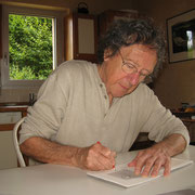 Kenneth White firma il suo "Poetica del ghiaccio"