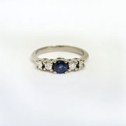 besonderer Ring mit Brillanten und Saphir
