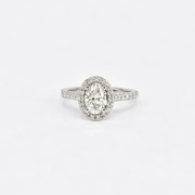 Halo-Ring aus Platin mit einem ovalen 1 Karäter von Goldschmiedemeisterin Stephanie Berger