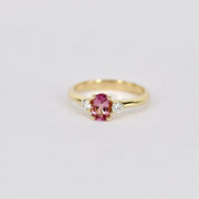 Trilogie-Ring aus Gold mit rosa Turmalin und Brillanten