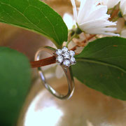 Verlobungsring aus Weißgold mit 7 Brillanten gefasst in Blumenform
