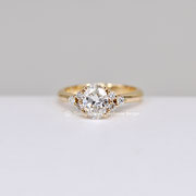Trilogie-Verlobungsring aus 750er Gold mit 1,4 ct Diamanten – symbolisiert Liebe, Vergangenheit und Zukunft. Eleganter Schmuck für unvergessliche Momente und den perfekten Heiratsantrag.