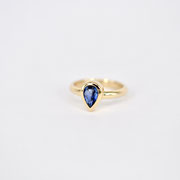 Ring aus Gelbgold mit Saphir-Tropfen