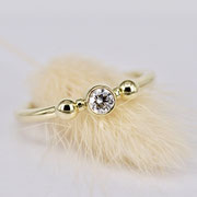 Kugelring aus Gelbgold mit 0,20 ct. Brillant
