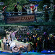 Tschitti Tschitti Bäng Bäng, Gärtnerplatztheater Regie: Josef E. Köpplinger, Bühne: Karl Fehringer, Judith Leikauf Licht: Michael Heidinger Videodesign: Meike Ebert, Raphael Kurig, Thomas Mahnecke © Thomas Dashuber