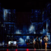 Chicago 1930, Gärtnerplatztheater Regie: Karl A. Schreiner Bühne: Rifail Ajdarpasic Licht: Jakob Bogensperger Videodesign: Raphael Kurig, Thomas Mahnecke © Marie-Laure Briane