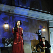 Die Sache Makropulos, Gärtnerplatztheater Regie: Ulrich Peters Bühne: Dieter Richter Licht: Rolf Essers Videodesign: Raphael Kurig © Hermann Posch