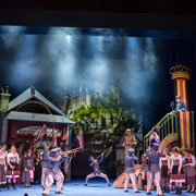 Tschitti Tschitti Bäng Bäng, Gärtnerplatztheater Regie: Josef E. Köpplinger, Bühne: Karl Fehringer, Judith Leikauf Licht: Michael Heidinger Videodesign: Meike Ebert, Raphael Kurig, Thomas Mahnecke © Thomas Dashuber