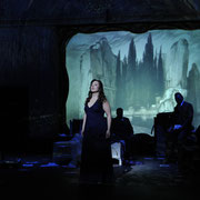 Die Sache Makropulos, Gärtnerplatztheater Regie: Ulrich Peters Bühne: Dieter Richter Licht: Rolf Essers Videodesign: Raphael Kurig © Hermann Posch