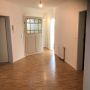 Komplettsanierung MADEJA e.K. Parkett , aufgearbeitete Eingangstüre , neue Türen , abgehängte Decke , neuer Grundriss.
