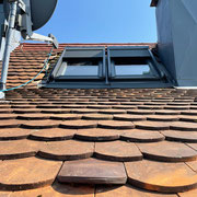 Dachflächenfenster von Velux mit Solarbetriebenem Rolladen Einbau eines Veluxfensters bei Biberschwanzdach