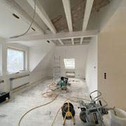 Altbausanierung / Dachausbau während den Renovierungsarbeiten / Sanierungsarbeiten , neue Fenster , neue Dacheindeckung , energetisch Saniert gedämmt.