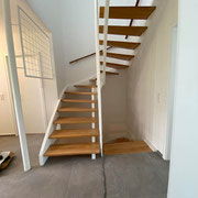 Treppensanierung mit Malerarbeiten , Bodenbelagsarbeiten Holztreppe aufgearbeitet und frisch lackiertes Geländer 